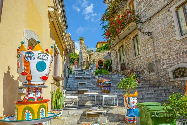 טאורמינה היא עיר קטנה ויפהפייה הממוקמת על חוף הים התיכון בסיציליה, איטליה