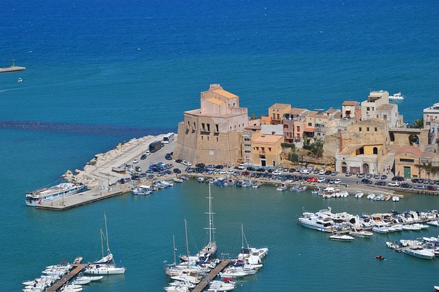 סיציליה מציעה שילוב של חופים מרהיבים, היסטוריה עשירה ותרבות תוססת